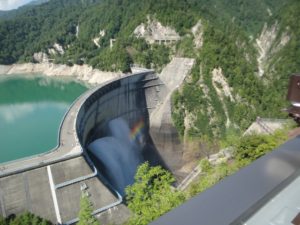 黒部ダムは日本最大級のダムです